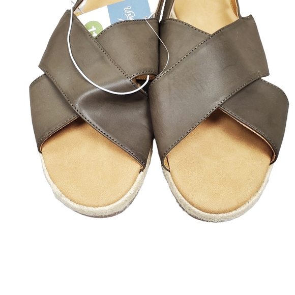 Universal Thread Womens Green Crossover Strap Sandals Shoe Size 11 NWT - Picture 2 of 7